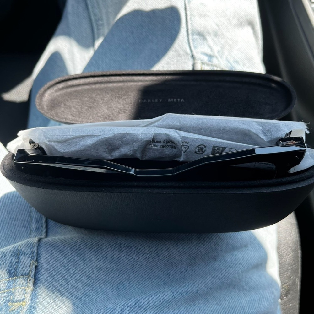 Oakley Meta Glasses - Picture 4 of 5